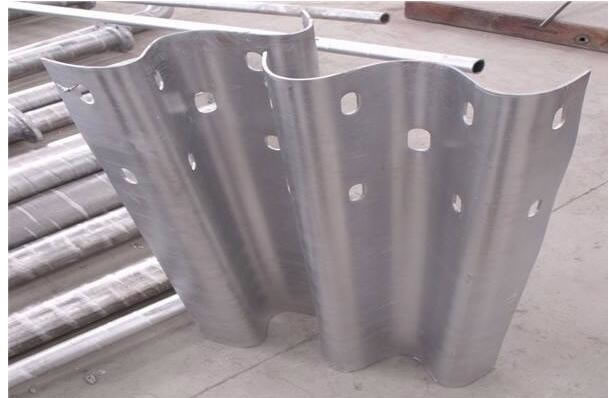 波（bō）形护栏（lán）